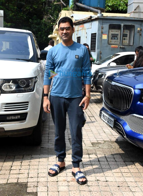 photos saif ali khan kareena kapoor khan varun dhawan arjun kapoor and others snapped attending a screening of brahmastra part one shiva at pvr juhu 2 2