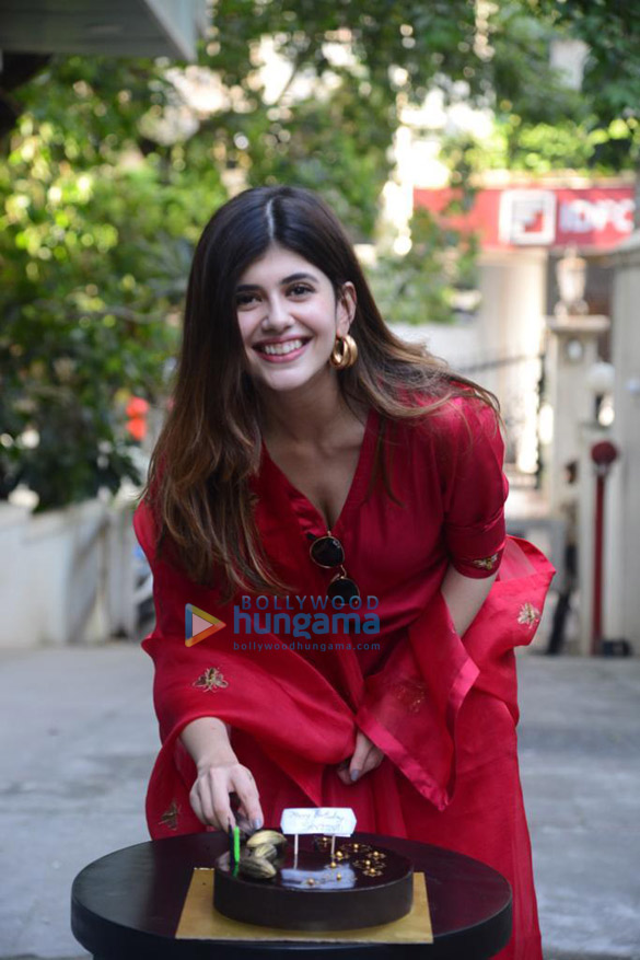 Photos: Sanjana Sanghi celebrates her birthday in Mumbai Photos: Sanjana Sanghi celebrates her birthday in Mumbai