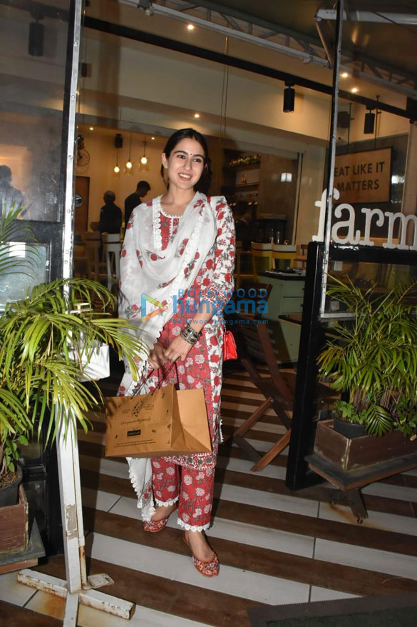 Photos: Sara Ali Khan snapped at Farmers’ Cafe in Bandra Photos: Sara Ali Khan snapped at Farmers’ Cafe in Bandra