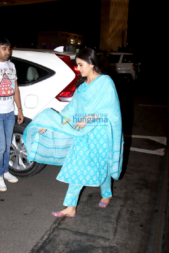 photos sara ali khan snapped at the airport 4 3