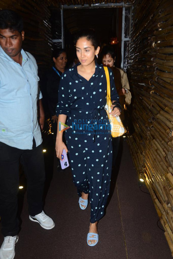 photos shahid kapoor and mira kapoor snapped at bastian in worli 4