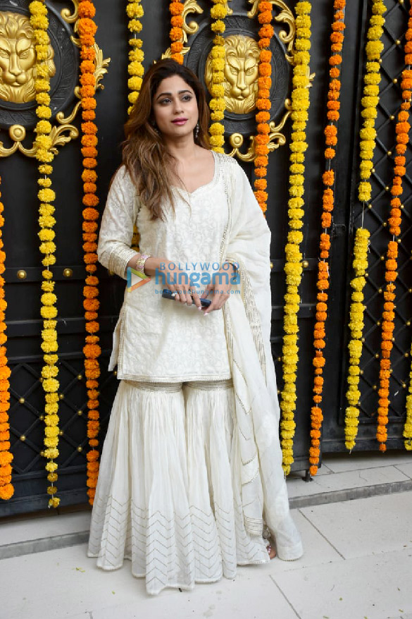 photos shamita shetty sunanda shetty and akanksha malhotra snapped at lalbaugcha raja darshan 4