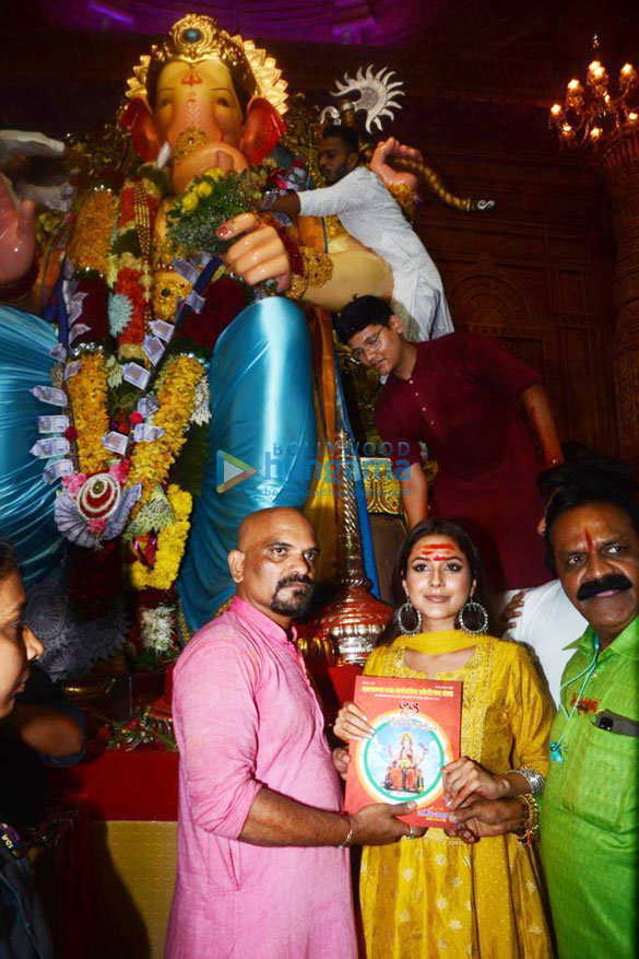 photos shehnaaz gill snapped with her brother at lalbaugcha raja as they seek the blessings of the lord ganesha more 2