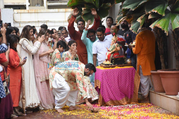 photos shilpa shetty snapped at ganesh visarjan ceremony 1