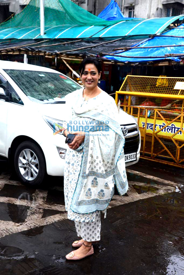 photos shweta tiwari and manav gohil snapped at siddhivinayak temple 4