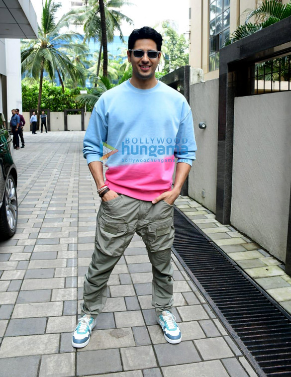 photos sidharth malhotra bhushan kumar divya khosla kumar and others snapped at t series office for ganpati visarjan 5