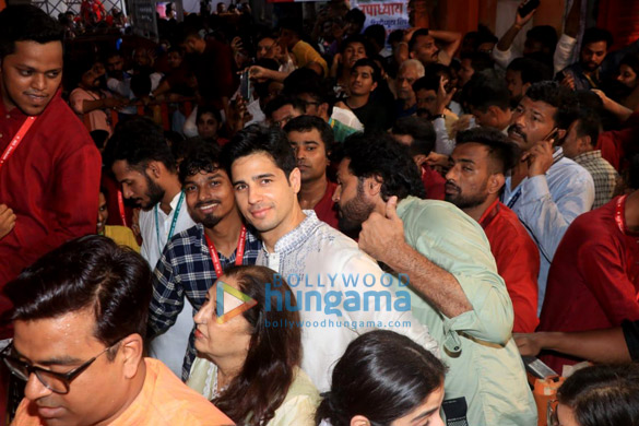 photos sidharth malhotra snapped at lalbaugcha raja 1