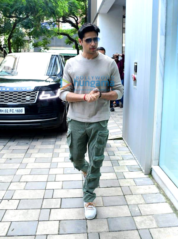 photos sidharth malhotra snapped at t series office in andheri 2