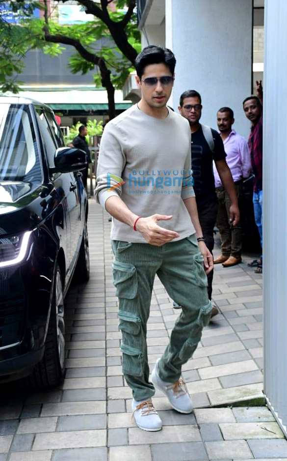 photos sidharth malhotra snapped at t series office in andheri 3