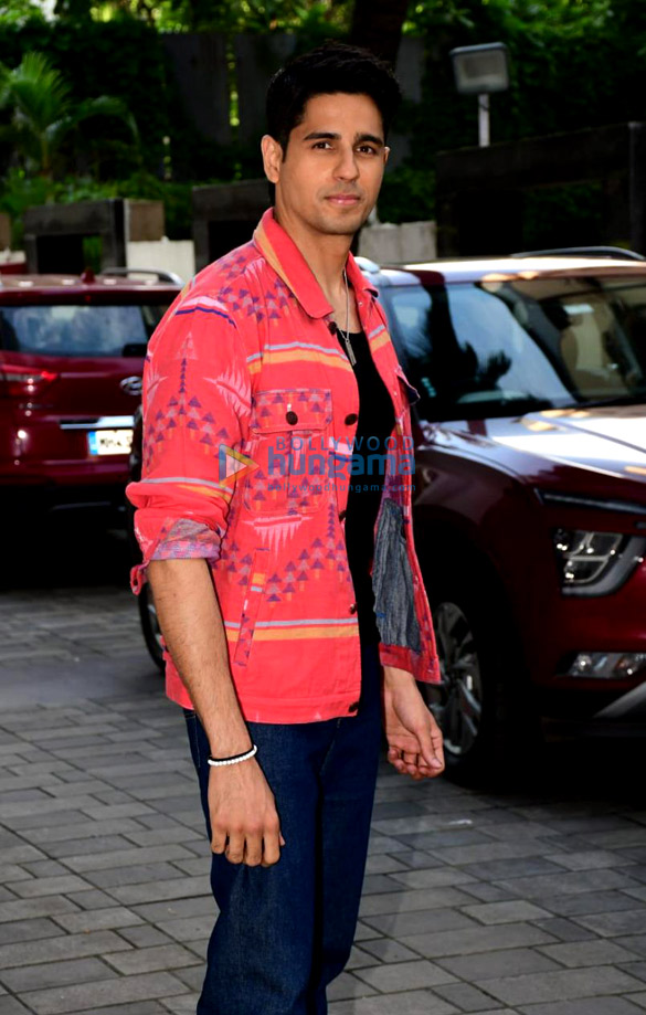 Photos: Sidharth Malhotra spotted at T-Series office Photos: Sidharth Malhotra spotted at T-Series office