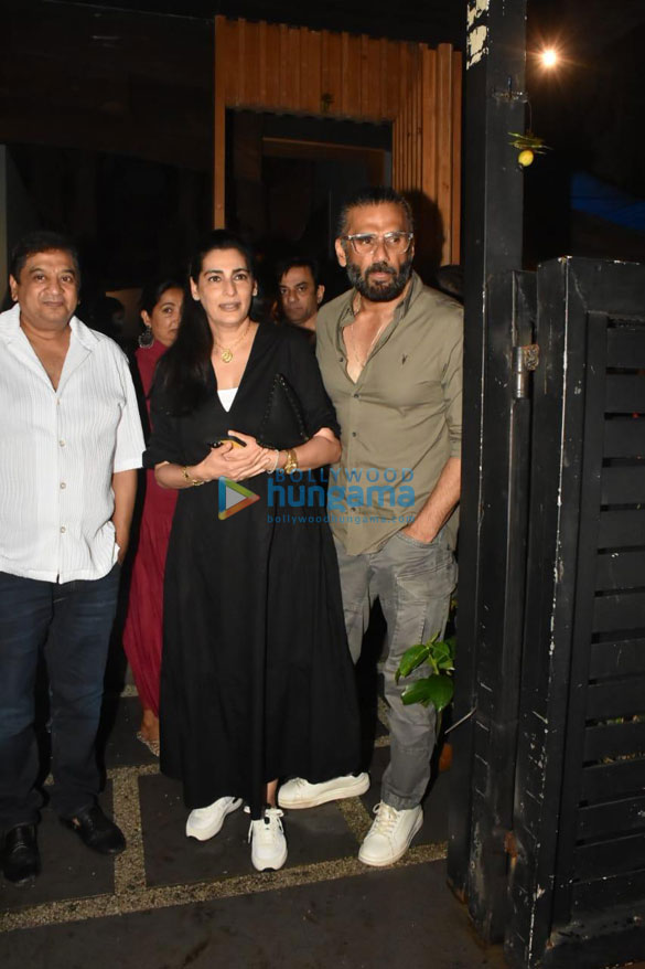 photos suniel shetty with wife at mizu in bandra 3