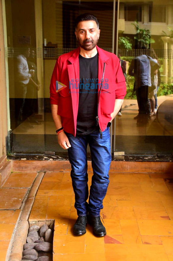 photos sunny deol dulquer salmaan and r balki spotted for chup promotions at jw marriott 5