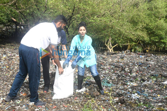 photos tanishaa mukerji snapped with mom for beach clean up at carter road 4