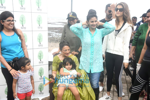 photos tanishaa mukerji snapped with mom for beach clean up at carter road 5