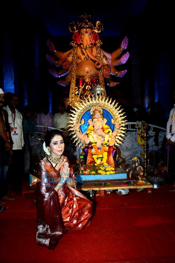 photos urmila matondkar snapped attending the parel cha raja maha aarti 4