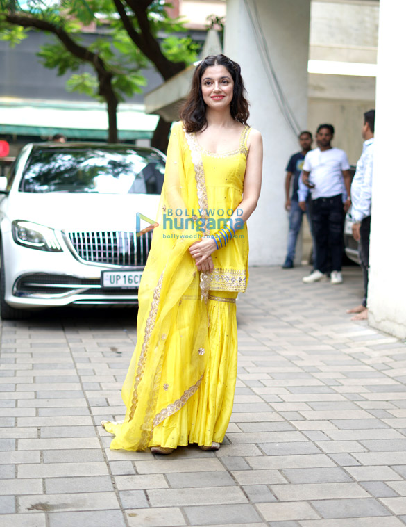 photos varun dhawan sara ali khan sidharth malhotra and others snapped at t series ganpati puja 5