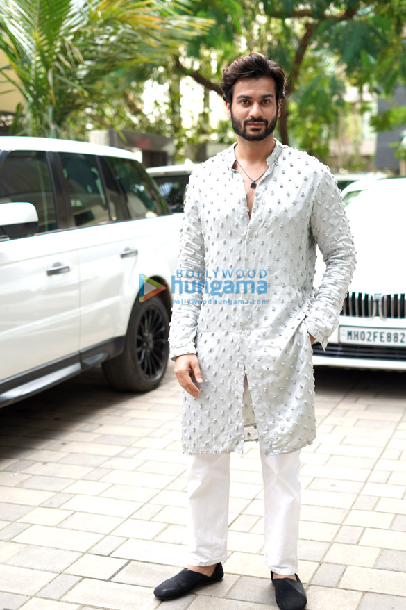 photos varun dhawan sara ali khan sidharth malhotra and others snapped at t series ganpati puja 8