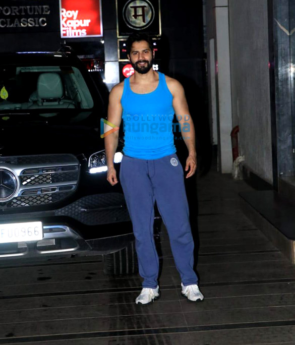 photos varun dhawan snapped outside his gym in khar 4