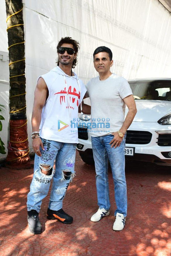 Photos: Vidyut Jammwal snapped at Anand Pandit’s office in Juhu Photos: Vidyut Jammwal snapped at Anand Pandit’s office in Juhu