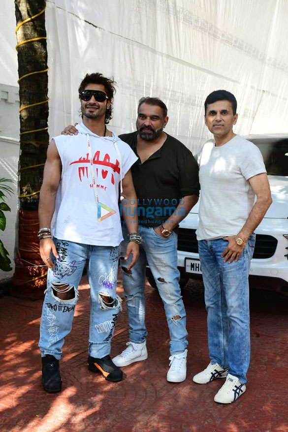 photos vidyut jammwal snapped at anand pandits office in juhu 4