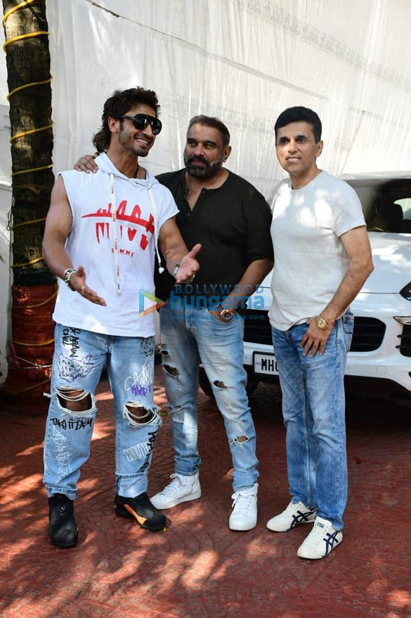 photos vidyut jammwal snapped at anand pandits office in juhu 5