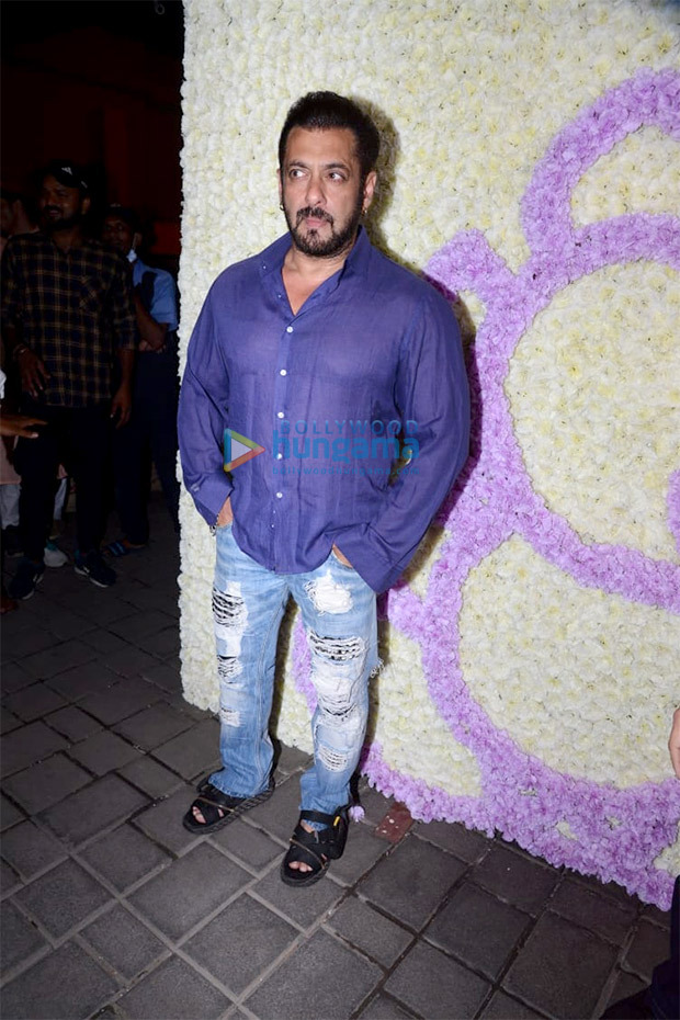 Salman Khan bids adieu to Ganpati Bappa; attends visarjan at Arpita Khan and Aayush Sharma's residence 