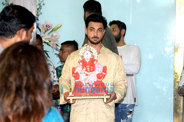 Salman Khan bids adieu to Ganpati Bappa; attends visarjan at Arpita Khan and Aayush Sharma's residence 