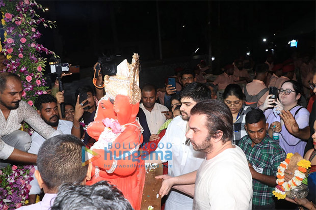 Salman Khan bids adieu to Ganpati Bappa; attends visarjan at Arpita Khan and Aayush Sharma's residence 