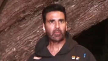 Akshay Kumar looks absolutely cool in a hoodie and bearded look