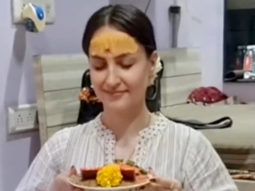 Elli AvrRam performs Diwali Pooja at her house