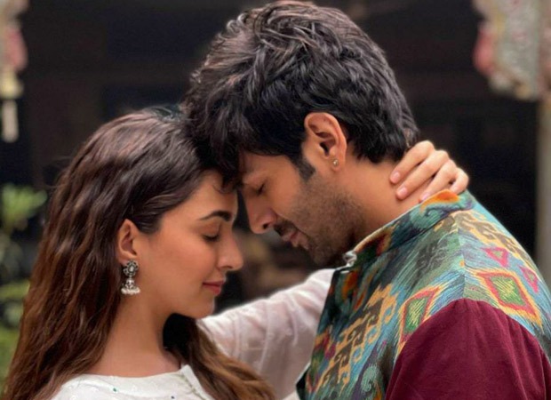 Kartik Aaryan and Kiara Advani arrive in Gujarat; to commence shoot of Satyaprem Ki Katha in Ahmedabad in November Kartik Aaryan and Kiara Advani arrive in Gujarat; to commence shoot of Satyaprem Ki Katha in Ahmedabad in November
