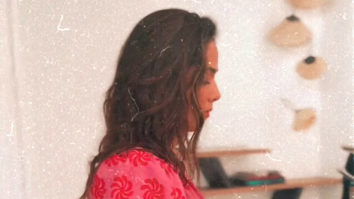 Mira Rajput learns how to play a piano!