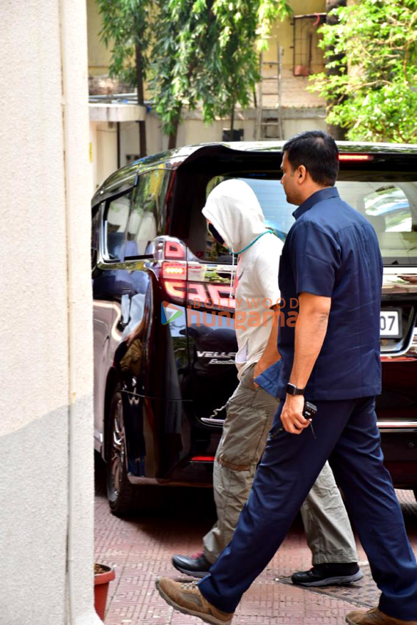 Photos: Aamir Khan spotted in Bandra Photos: Aamir Khan spotted in Bandra