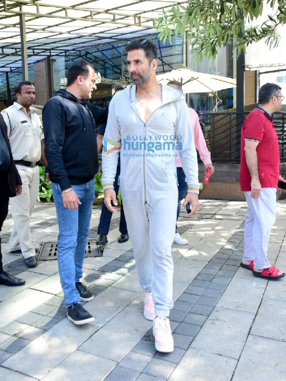 Photos: Akshay Kumar snapped at Yautcha in BKC Photos: Akshay Kumar snapped at Yautcha in BKC