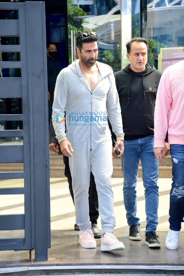 photos akshay kumar snapped at yautcha in bkc 4