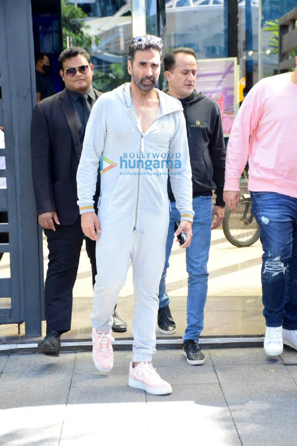 photos akshay kumar snapped at yautcha in bkc 5