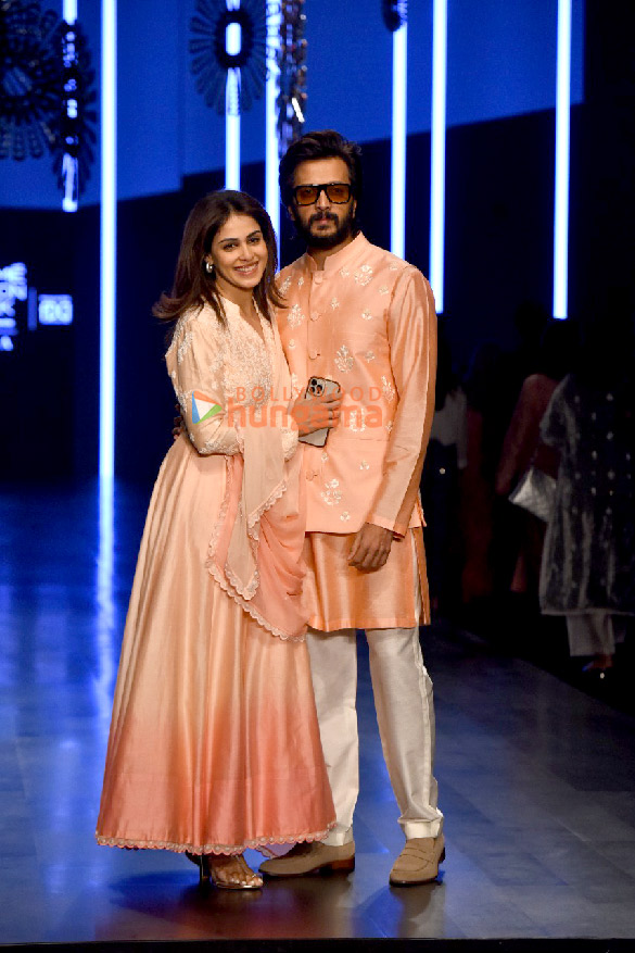 photos alaya f riteish deshmukh genelia dsouza and others turn showstoppers on day 5 of the lakme fashion week 2022 5