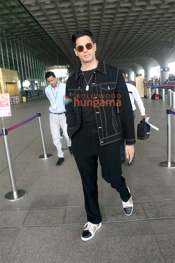 photos anil kapoor aryan khan uorfi javed and others snapped at the airport 9