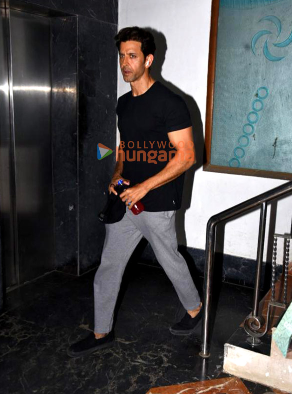 photos hrithik roshan snapped in bandra 2 2