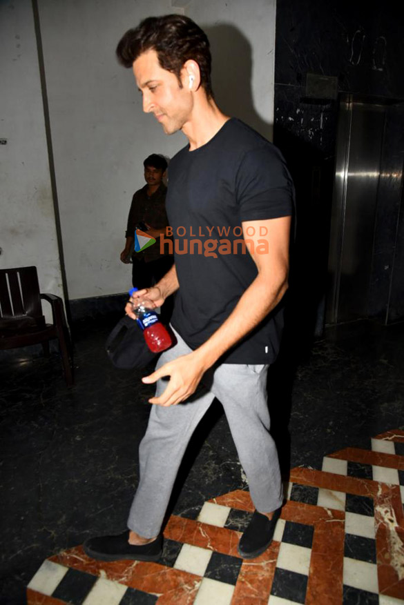 photos hrithik roshan snapped in bandra 3 2