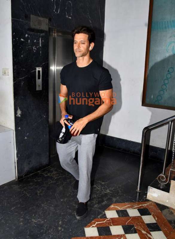 photos hrithik roshan snapped in bandra 4 2