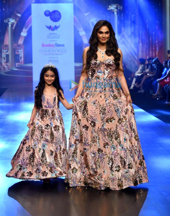 photos isha koppikar aahana kumra and divya dutta walk the ramp at the bombay times fashion week 2022 1