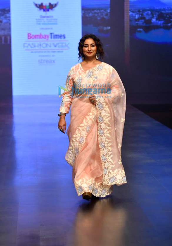 photos isha koppikar aahana kumra and divya dutta walk the ramp at the bombay times fashion week 2022 2
