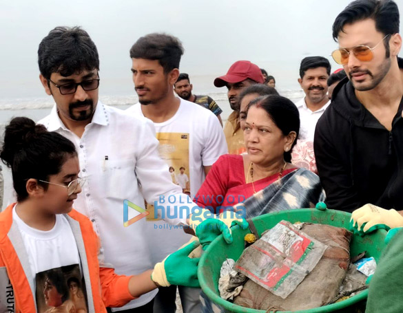 photos jacqueline fernandez rajniesh duggal vindhu dara singh and others snapped at beach cleaning drive in versova 5
