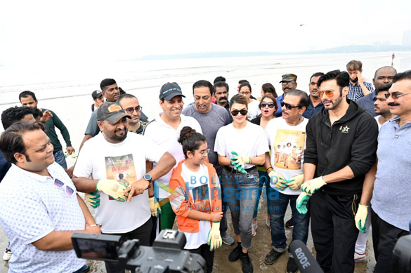Photos Jacqueline Fernandez, Rajniesh Duggal, Vindhu Dara Singh and others snapped at beach cleaning drive in Versova (7)