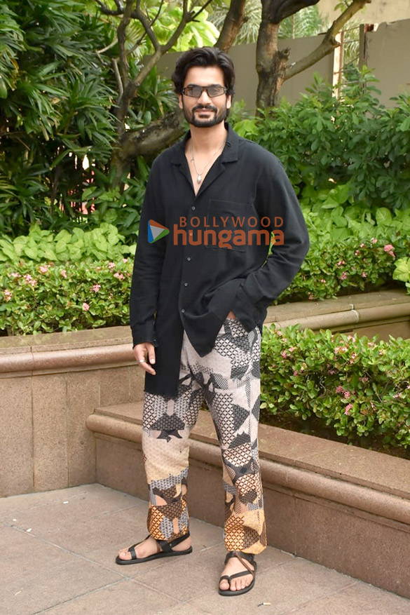 photos janhvi kapoor and sunny kaushal snapped in bandra 3