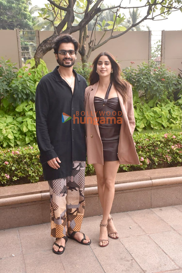 photos janhvi kapoor and sunny kaushal snapped in bandra 4
