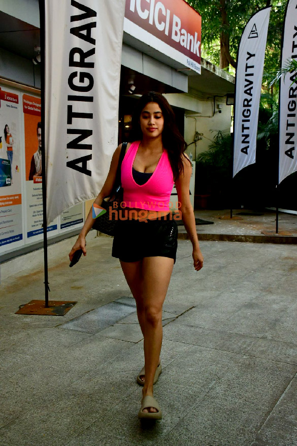 Photos: Janhvi Kapoor snapped outside the gym Photos: Janhvi Kapoor snapped outside the gym