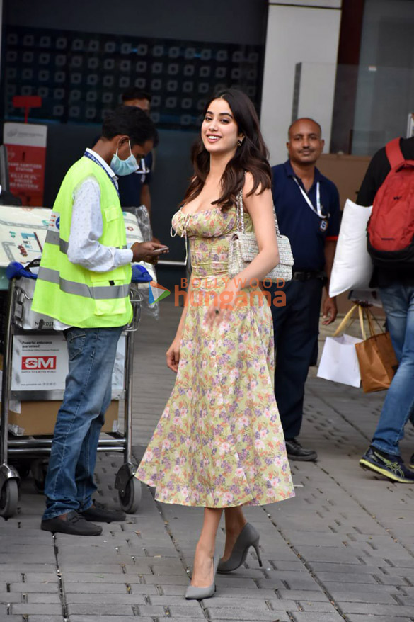 photos janhvi kapoor spotted at kalina airport 4