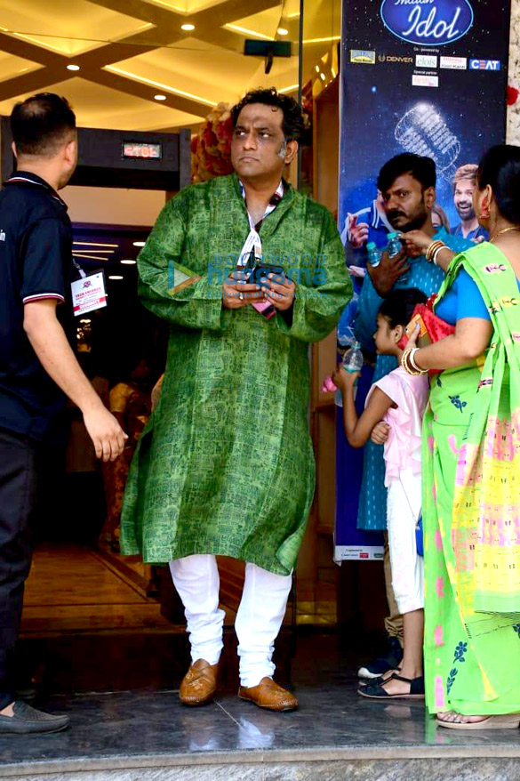 photos kajol rani mukerji ranbir kapoor and others snapped during durga puja at north bombay sarbojanin 8